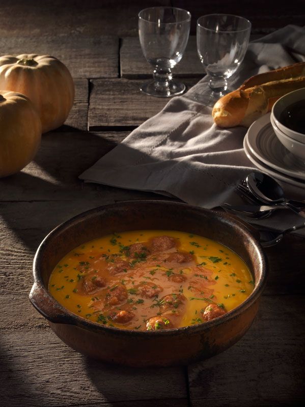 Albóndigas con salsa de calabaza en una cazuela de barro