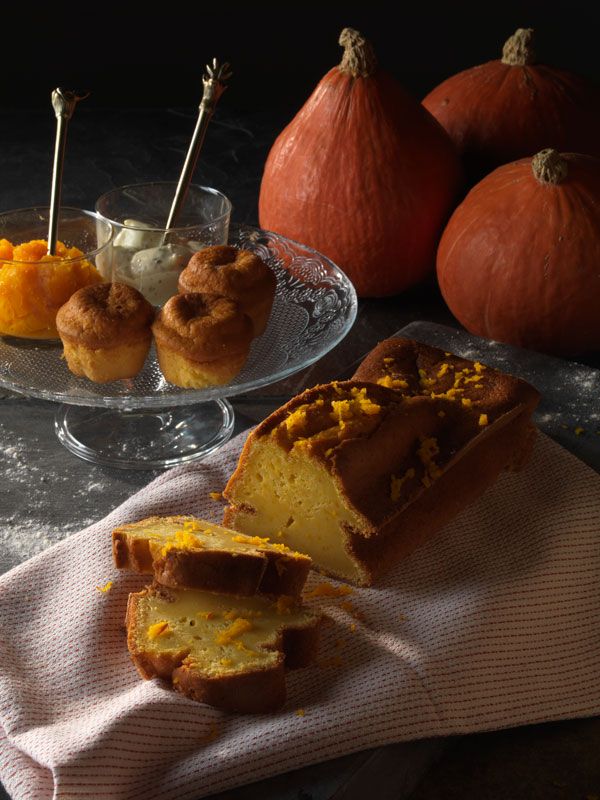 Bizcocho de calabaza en porciones junto a calabazas Hokkaido