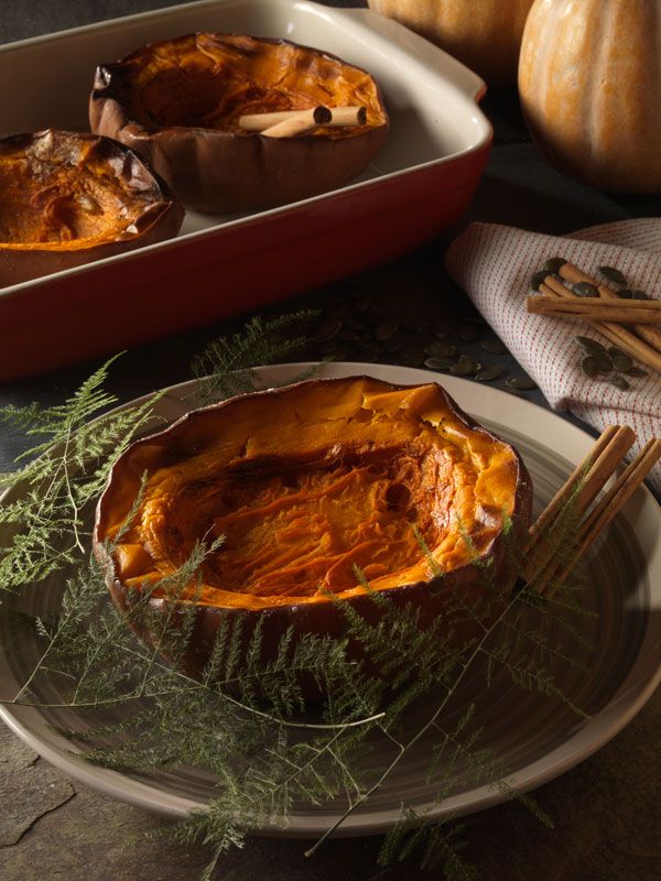 Calabaza asada en una fuente para horno