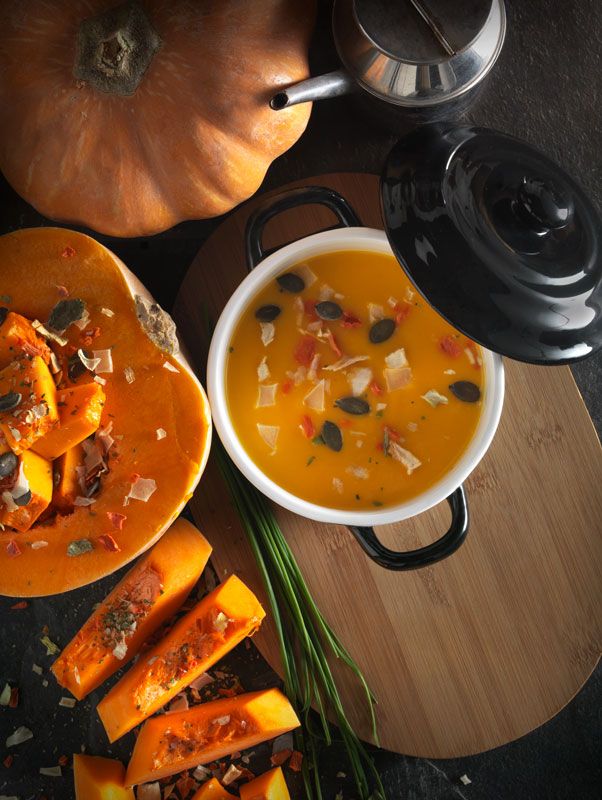 Sopa de calabaza y puerro en una cazuela con calabaza en rodajas